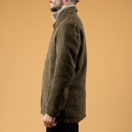 Image flâneurs porté de profil flâneurs VETRA Olive Heavy Linen Weaved Jacket (3)