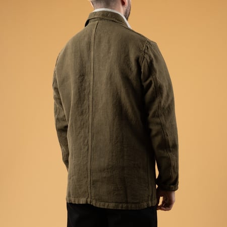 Image flâneurs porté de dos flâneurs VETRA Olive Heavy Linen Weaved Jacket (1)