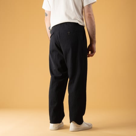 UNIVERSAL WORKS  Oxford Pant Ospina Cotton Dark Navy image flâneurs porté de dos