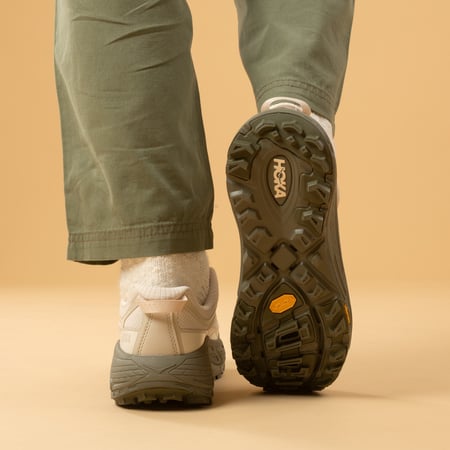 image flâneurs sneakers HOKA Mafate Three 2 Oat MilkEucalyptus porté de dos