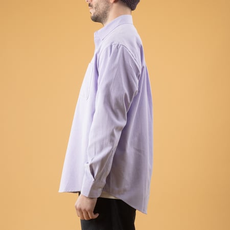 Image flâneurs porté de profil chemise FRIZMWORKS OG Oxford Oversized Shirt Purple