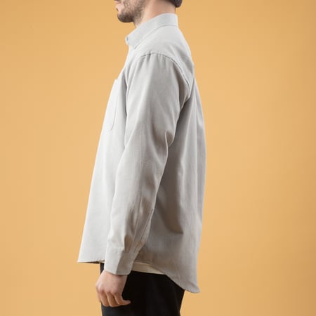 Image flâneurs porté de profil chemise FRIZMWORKS OG Oxford Oversized Shirt Grey