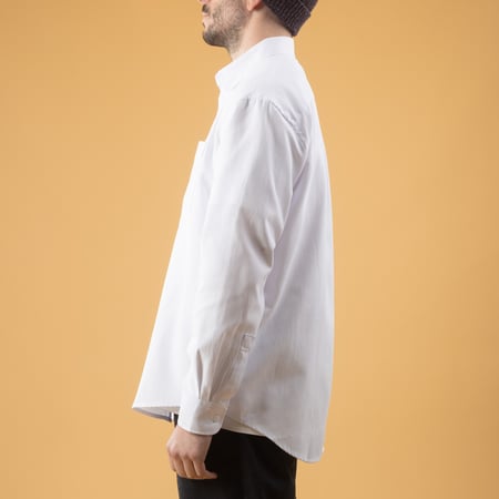 Image flâneurs porté de profil chemise FRIZMWORKS OG Oxford Oversized Shirt white