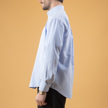 Image flâneurs porté de profil chemise FRIZMWORKS OG Oxford Oversized Shirt Blue
