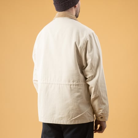 Image flâneurs porté de dos FRIZMWORKS Royal Hunting Jackect cream