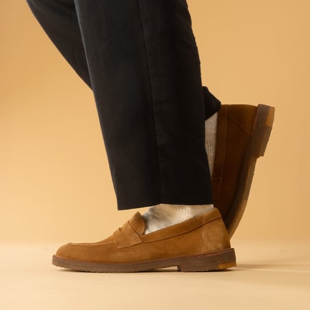 image porté de profil flâneurs-chaussure-mocassins ASTORFLEX- Sadelflex Cuoio