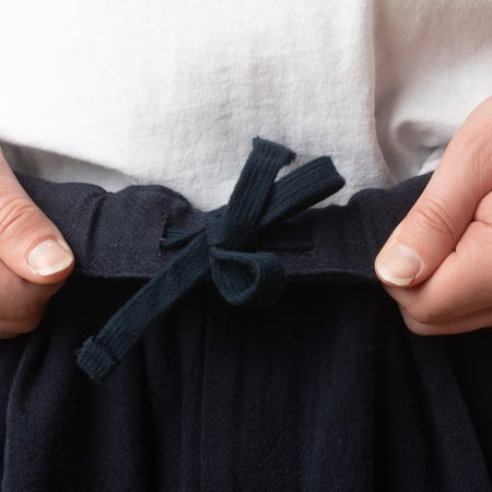 Image_Flâneurs_BEAMS PLUS / 2 Pleats Relax Trousers Linen Cotton Navy_déteil-cordon-serrage