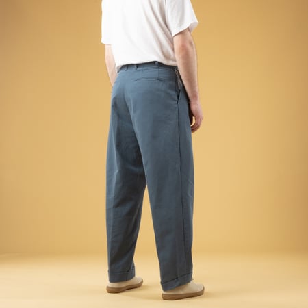 Image_Flâneurs_BEAMS PLUS / 2 Pleats Trousers Twill Bio Washed Sax_de-dos