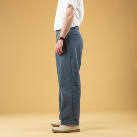 Image_Flâneurs_BEAMS PLUS / 2 Pleats Trousers Twill Bio Washed Sax_de-profil