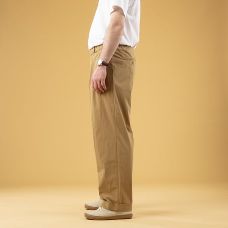 Image_Flâneurs_BEAMS PLUS / 2 Pleats Relax Trousers Comfort Cloth Khaki_de-profil