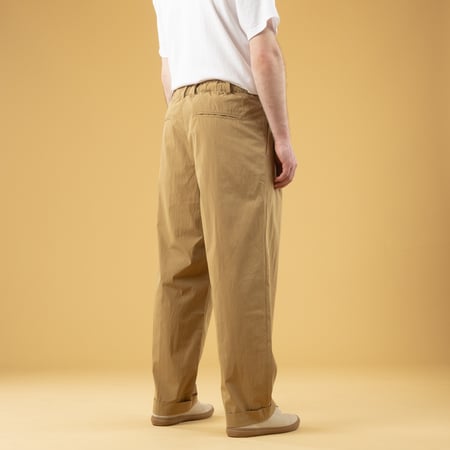 Image_Flâneurs_BEAMS PLUS / 2 Pleats Relax Trousers Comfort Cloth Khaki_de-dos