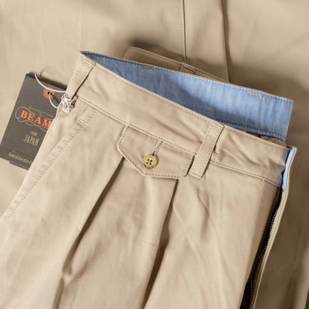 détail pochette flâneurs Beams 2 Pleats Twill Trousers khaki