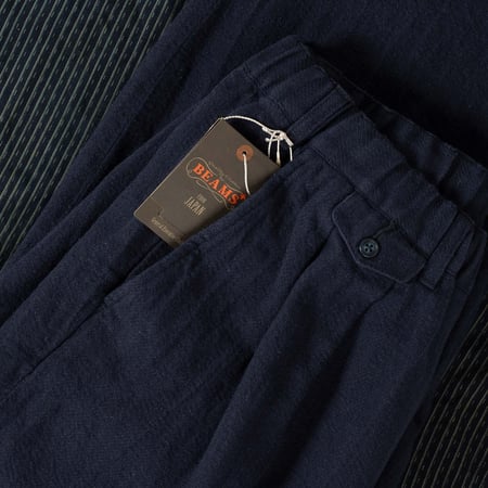 détail flâneurs Beams Plus 2 Pleats Relax Trousers Linen Cotton Navy