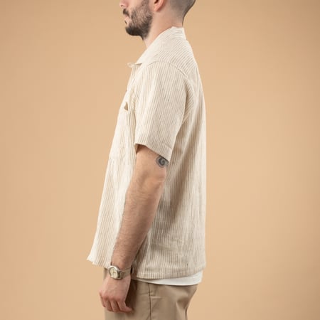 Image-Flâneurs_ Kardo x Flaneurs Shirt EMB21 Natural Stripe_de-profil