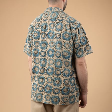 Image-Flâneurs_BEAMS PLUS / Open Collar Shirt Block Print Sun Flower Blue_de-dos