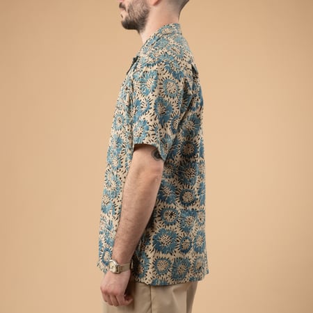 Image-Flâneurs_BEAMS PLUS / Open Collar Shirt Block Print Sun Flower Blue_de-profil