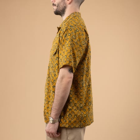Image_Flâneurs_BEAMS PLUS / Open Collar Shirt Block Print Geometric Pattern Mustard_de-profil