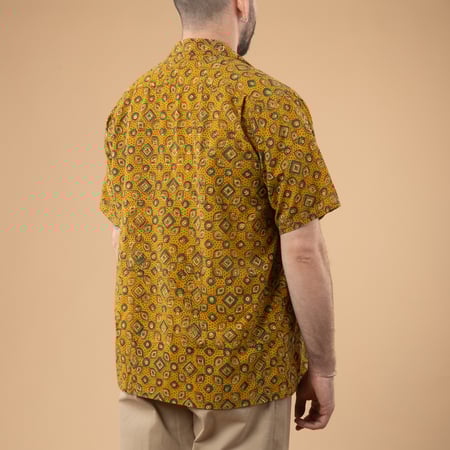 Image_Flâneurs_BEAMS PLUS / Open Collar Shirt Block Print Geometric Pattern Mustard_de-dos