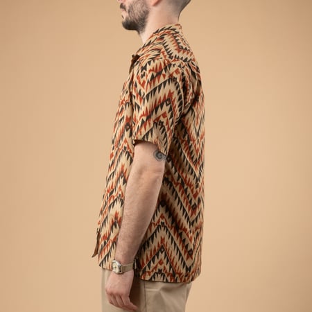 Image-Flâneurs_BEAMS PLUS / Open Collar Shirt Block Print Zig-Zag Beige_de-profil
