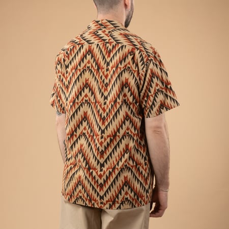 Image-Flâneurs_BEAMS PLUS / Open Collar Shirt Block Print Zig-Zag Beige_de-dos