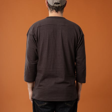 back view of people wearing WAREHOUSE & CO. Three-Quarter-Sleeve T-shirt in Sumikuro color