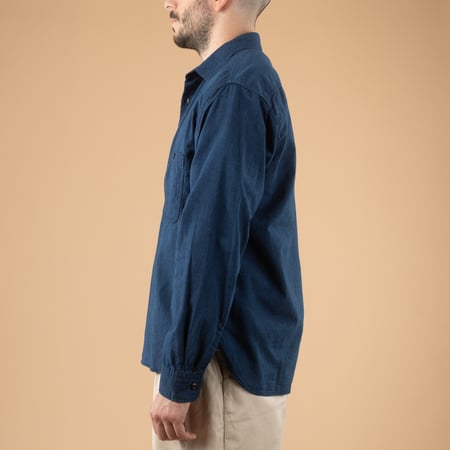 image flâneurs porté de profil chemise JAPAN BLUE JEANS Chambray Work Shirts Deep Indigo (2)