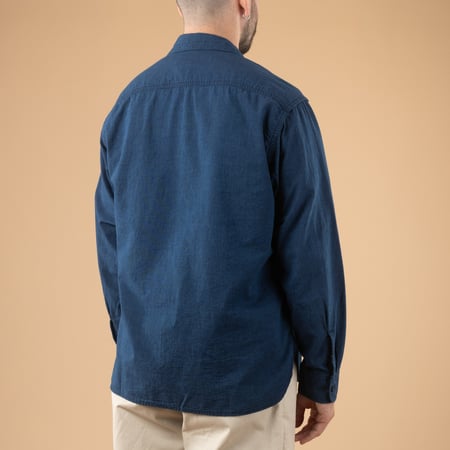 image flâneurs porté de dos chemise JAPAN BLUE JEANS Chambray Work Shirts Deep Indigo (3)