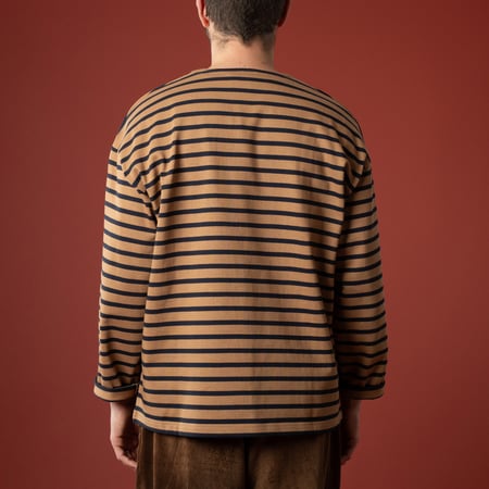 image-de-dos-Le-Minor-x-Flâneurs-Marinière-Loose-camel-marine
