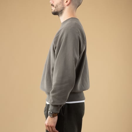 Image-Flâneurs_XX DEVELOPMENT / "SURE MFG" The Californians 60's Sweatshirt Charcoal_de-profil