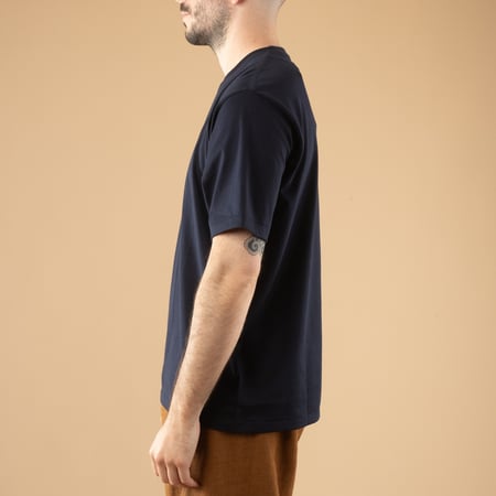Image-Flâneurs_	BATONER / Royal Organic Cotton T-Shirt Navy_de-profil