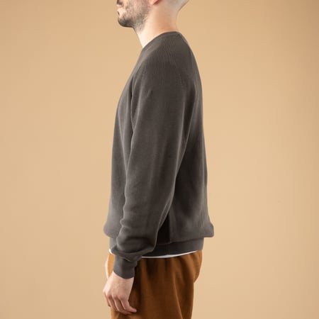 Image-Flâneurs_Batoner_The Sea Island Cotton Signature Crewneck Dark Gray_de-profil