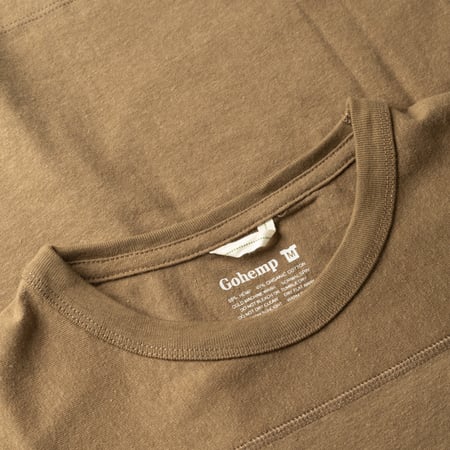 Image-Flâneurs_GOHEMP / Basic Football Tee Saddle Brown_détail-col
