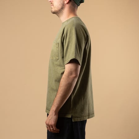 image flâneurs porté de profil GOOD ON  SS Heavy Raglan Pocket Tee P-Sage (2)