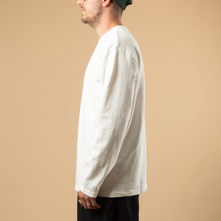 vignette-image porté de côté flâneurs-teeshirt-épais-dubbleworks-HEAVY-WEIGHT-LONG-sleeve-off-white (2)