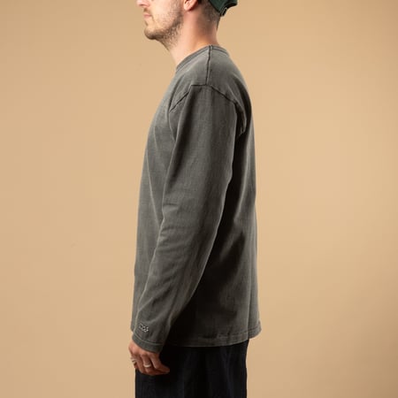 image porté côté flâneurs-teeshirt-épais-dubbleworks-HEAVY-WEIGHT-LONG-sleeve-pd-black (3)