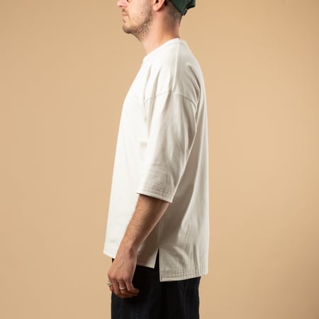 Image-Flâneurs_Grace HS T-Shirt Rosin White_de-profil