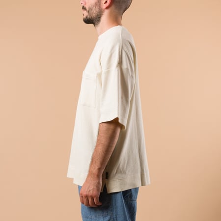 Image-Flâneurs_GOHEMP / Wide Slit Tee Off White_de-profil