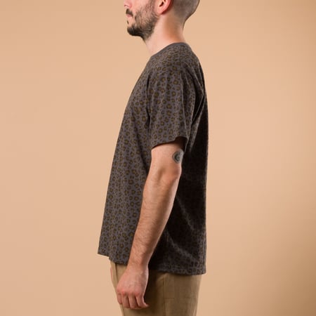 Image-Flâneurs-GOOD ON / Leopard Short Sleeve Crew T-Shirt Charcoal_de-profil