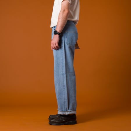 Image-Flâneurs_	ONI DENIM / 222-Kiraku-BB 12oz Super Wide Straight Bio Bleach Denim_de-profil