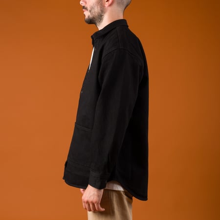 Image-Flâneurs_JAPAN BLUE JEANS / 13oz Denim Big Shirt Jacket Black_de-profil