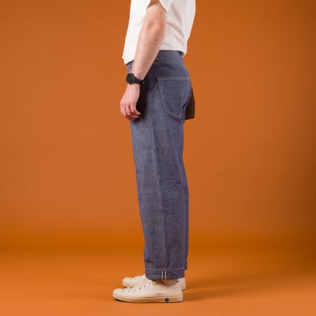 Image-Flâneurs_ONI DENIM / 200-HCSV 8oz Selvedge Chambray Wide Straight_de-profil