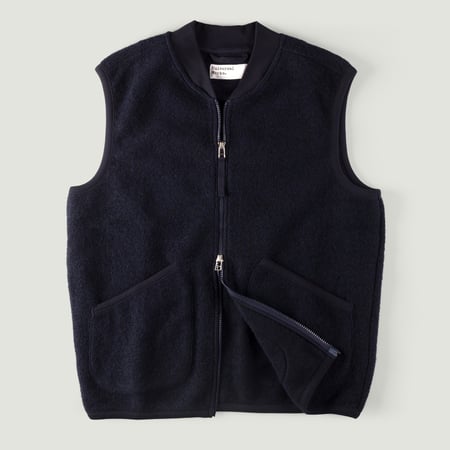 Image-Flâneurs_Universal Works_Wool Fleece Zip Waistcoat Navy_Vignette