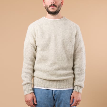 image porté flâneurs HARLEY OF SCOTLAND X FLÂNEURS pull Shaggy Crew Neck Sweater pearl de face