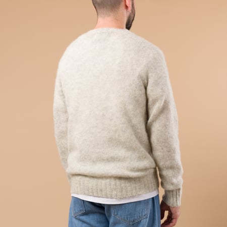 image porté flâneurs HARLEY OF SCOTLAND X FLÂNEURS pull Shaggy Crew Neck Sweater pearl de dos