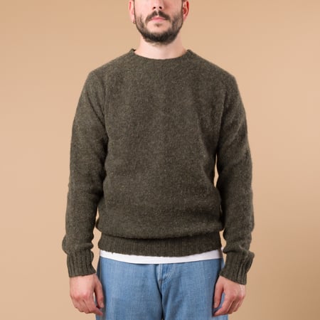 image porté flâneurs HARLEY OF SCOTLAND X FLÂNEURS pull Shaggy Crew Neck Sweater bog de face