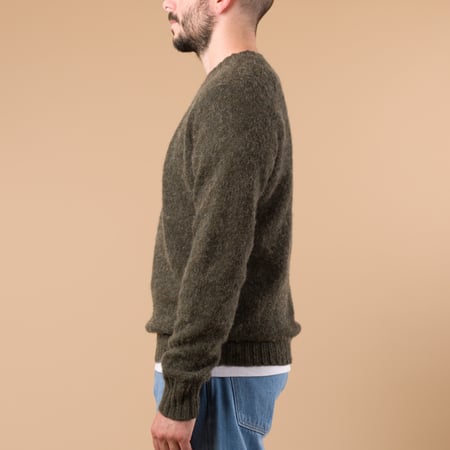 image porté flâneurs HARLEY OF SCOTLAND X FLÂNEURS pull Shaggy Crew Neck Sweater bog de-profil
