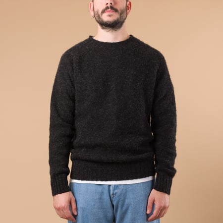 image porté flâneurs HARLEY OF SCOTLAND X FLÂNEURS pull Shaggy Crew Neck Sweater crag de face