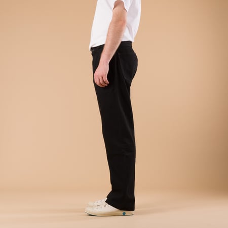 Image-Flâneurs_JAPAN BLUE JEANS / 13oz Denim Tuck Pants Fade Wash Black_de-profil
