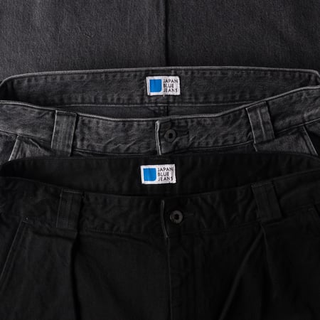 Image-Flâneurs_JAPAN BLUE JEANS / 13oz Denim Tuck Pants Fade Wash Black_detail-3