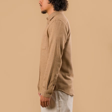 image portée profil flâneurs PORTUGUESE FLANNEL Abstract Shirt Brown